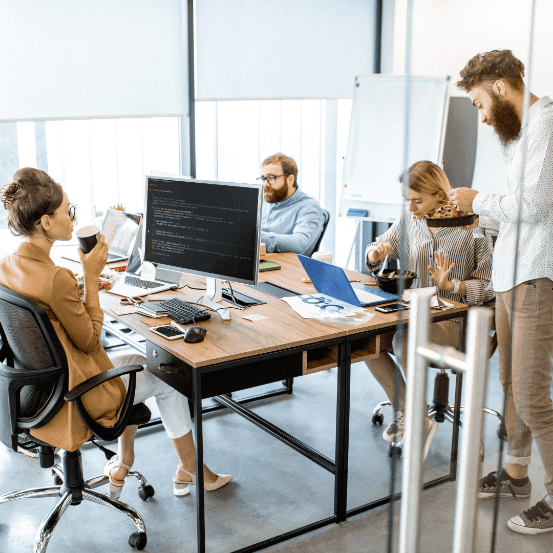 Profesionales trabajando en una agencia de marketing