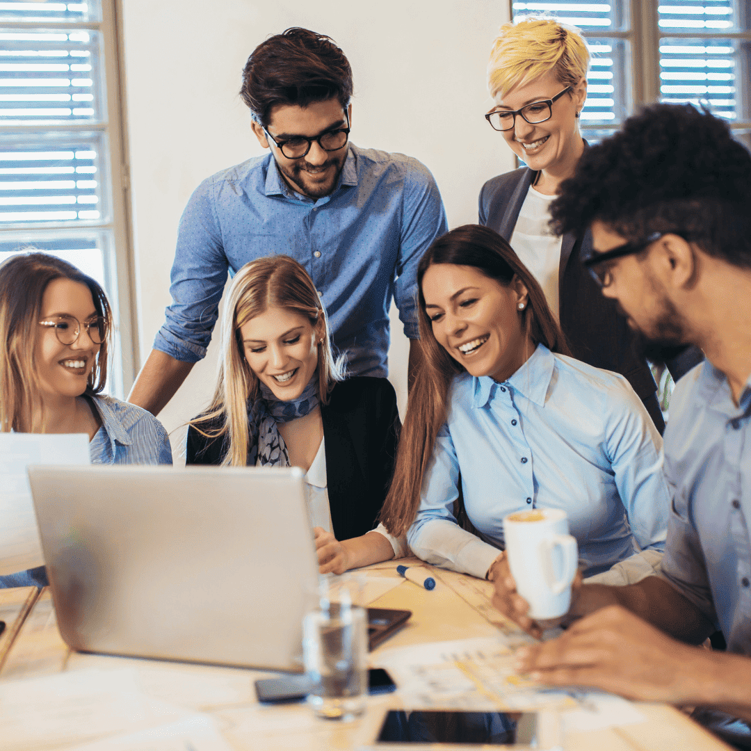 Equipo de profesionales colaborando en un proyecto