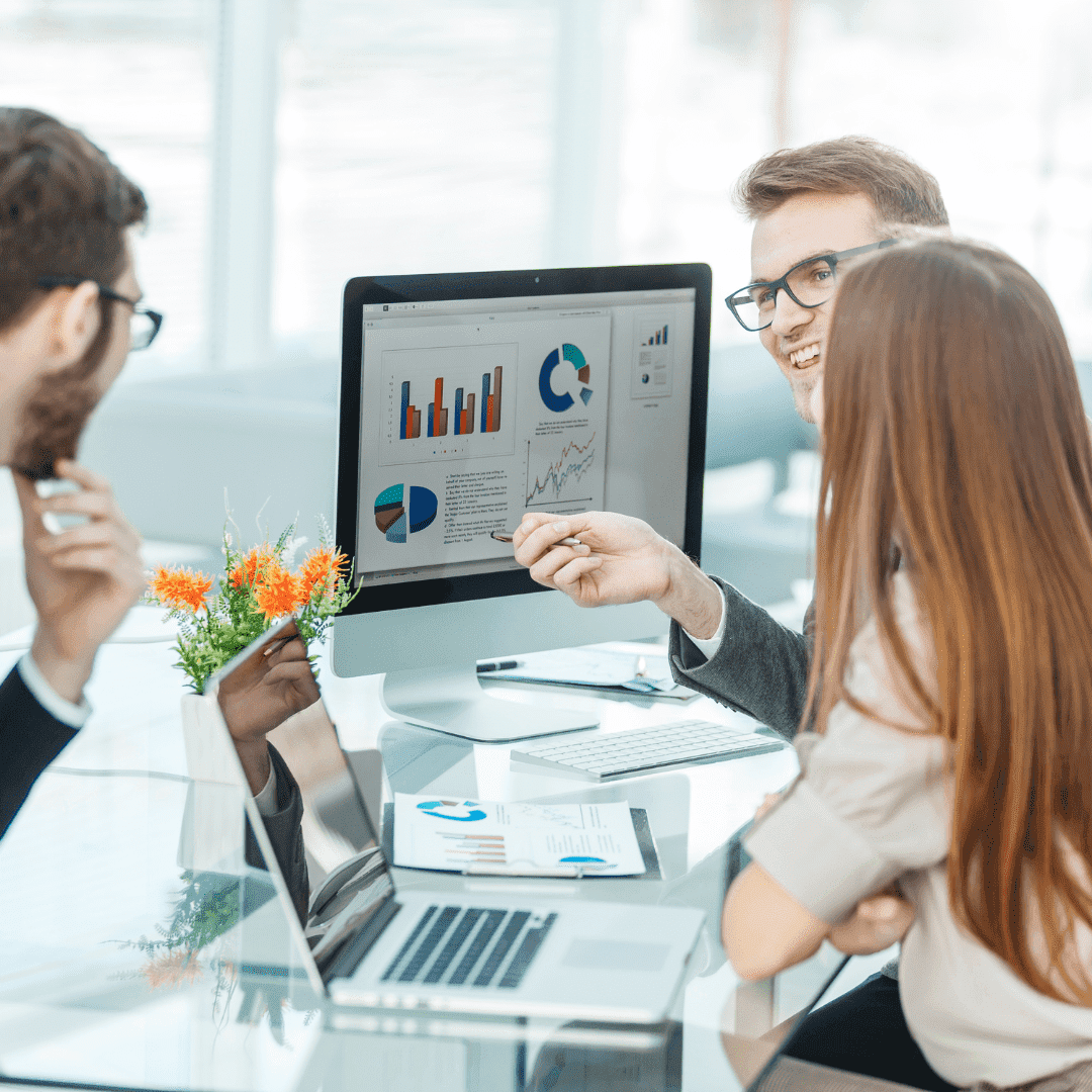 Profesionales trabajando en marketing y comunicación