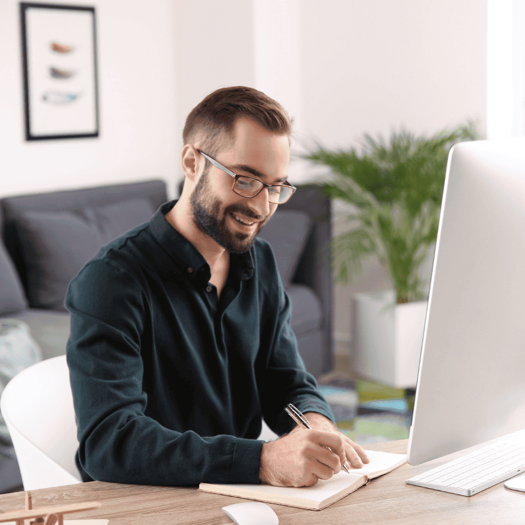 Profesional trabajando y analizando información