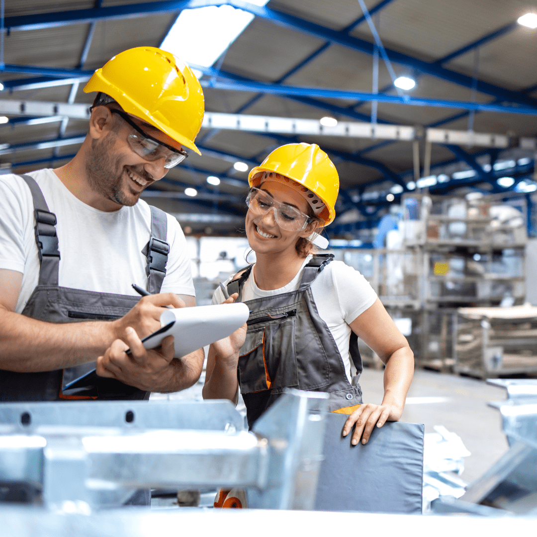 Profesionales trabajando en una instalación industrial