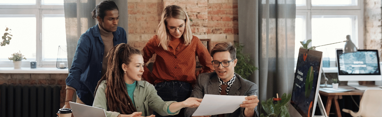Profesionales de marketing y comunicación trabajando en equipo