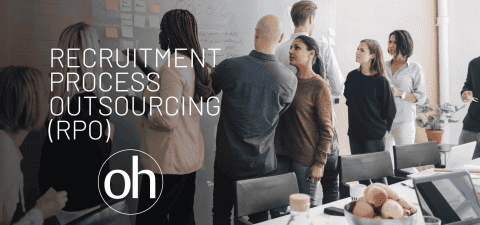 Equipo diverso de profesionales colaborando en oficina moderna con texto superpuesto “Recruitment Process Outsourcing (RPO)” y logo de onhunters. onhunters, firma de búsqueda y selección de personal.