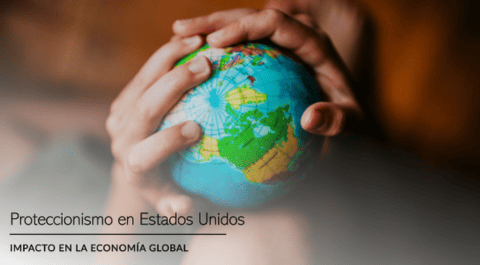 Manos sujetando un globo terráqueo que destaca Estados Unidos, ilustrando el proteccionismo y su impacto en la economía global. onhunters, firma de búsqueda y selección de personal.