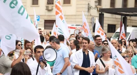 Médicos manifestándose con batas blancas y pancartas durante la huelga sanitaria del 13 de junio en España. onhunters, firma de búsqueda y selección de personal