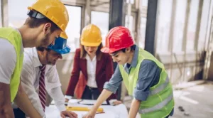 Ingeniero en planta industrial de alta seguridad revisando datos técnicos en una tablet. onhunters, firma de búsqueda y selección de personal.