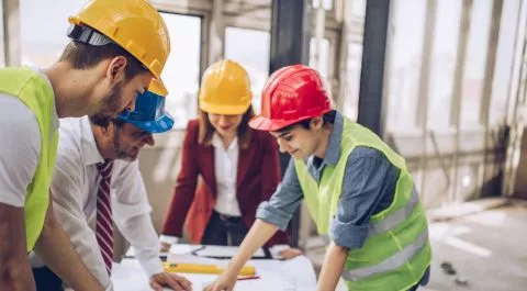 Ingeniero en planta industrial de alta seguridad revisando datos técnicos en una tablet. onhunters, firma de búsqueda y selección de personal.