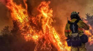 Bombero forestal luchando contra un incendio en España, símbolo del esfuerzo humano frente a la emergencia ambiental – onhunters, firma de búsqueda y selección de personal.