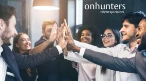 "Equipo de profesionales colaborando en un proyecto de externalización de procesos de reclutamiento (RPO) en un entorno de oficina moderna. onhunters, firma de búsqueda y selección de personal."