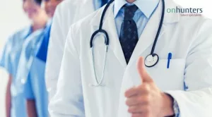 Un grupo de jóvenes médicos con batas blancas en un hospital.